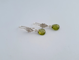 Zilveren oorhangers met peridot.