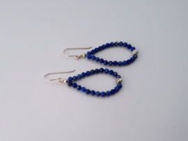 Zilveren oorhangers met lapis lazuli.