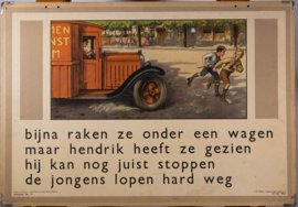 Nu gaat moe aan het werk. Bijna raken ze onder een wagen. 2 Zijdig