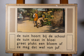 Daar is Miesje ook . De tuin hoort bij school. 2Zijdig
