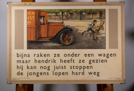 Nu gaat moe aan het werk. Bijna raken ze onder een wagen. 2 Zijdig
