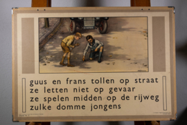 Moeder heeft het druk. Guus en Frans tollen op straat . 2 Zijdig