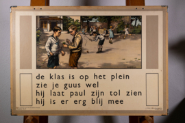 Moeder gaat naar Fik. De klas is op het plein. 2 Zijdig.