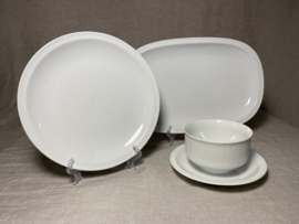 Serviesset Royal Porcelain, wit met geribbelde rand