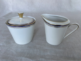 Melkkannetje en suikerpot Jäger & Co, sierrand met blauw en goud