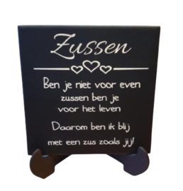Keramiek spreuken tegel zussen - familie  incl houten stander