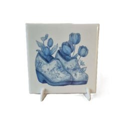 Bedrukte tegel blauwe  klompen met tulpen