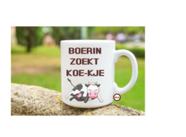 Grappige bedrukte beker boerin zoekt koe-kje