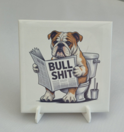 Grappige tegel met bulldog op toilet – inclusief houder
