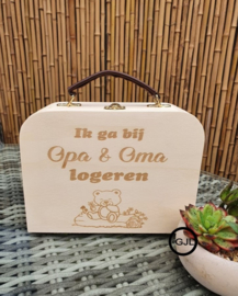 Houten koffertje bij opa en oma slapen beer gegraveerd