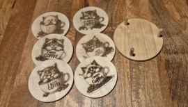 Houten onderzetters met gravure van poezen