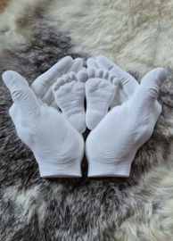 2 Handen met baby voetjes