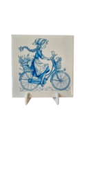 Bedrukte tegel meisje op fiets