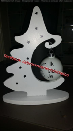 Kertsboom met kerstbal