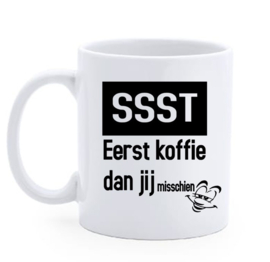 Bedrukte beker SSST eerst kffie dan jij mischien - Collega - Werkvloer - Verjaardag
