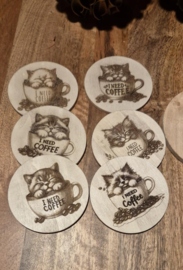 Houten onderzetters met gravure van poezen