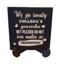 Keramiek spreuken tegel wij zijn toevallig collega`s  incl houten stander
