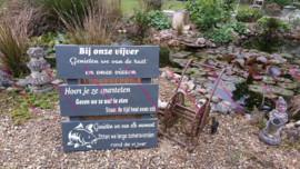 Tuinbord bij onze vijver