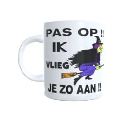 Bedrukte koffie beker - pas op ik vlieg - humor - thee mok grappig - heks