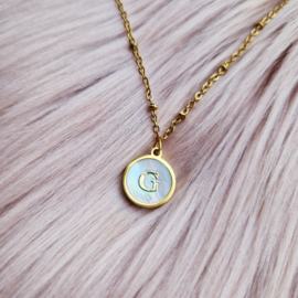 Ketting met initial in parelmoer