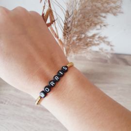 Letterarmbandje met rvs-kralen