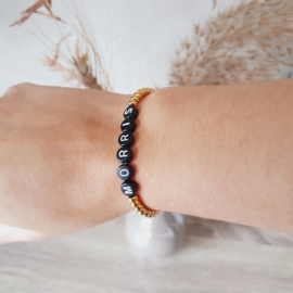 Letterarmbandje met rvs-kralen