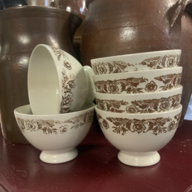 Een set brocante spoelkommetjes met bruine bloem decoratie
