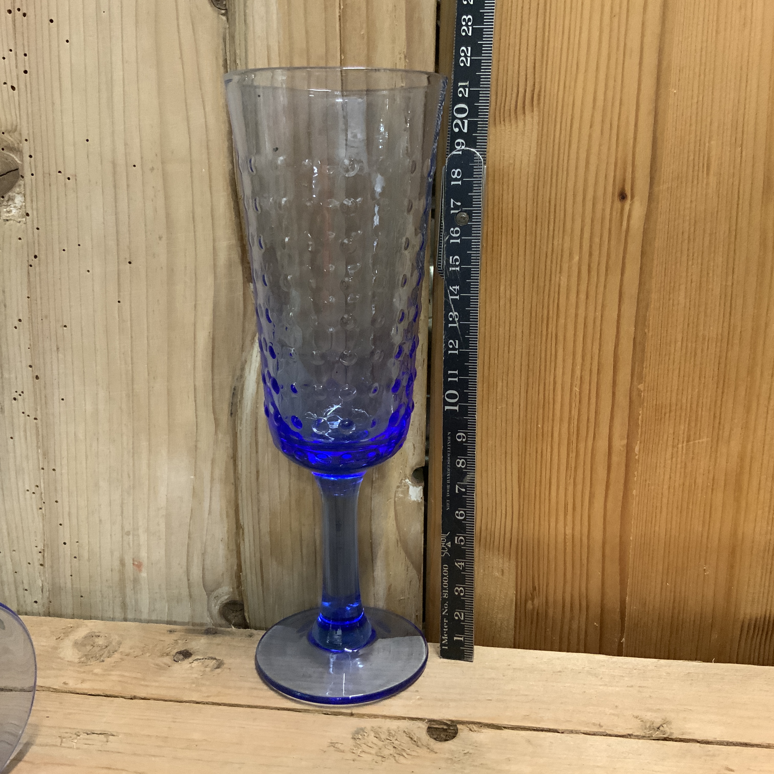 Vintage blauw glas op voet