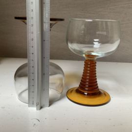 Wijn glas/ roemer amber voet.