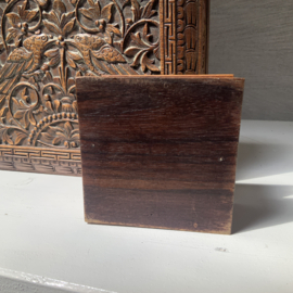 Klein doosje van hout.