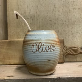 Olijfpot met olijvenschep
