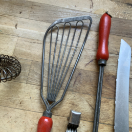 Nostalgische keukenset met rode handvaten