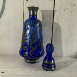 Klein blauw karafje, beschilderd met zilver