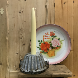 Onderkant van een oude poffertpan/ kandelaar