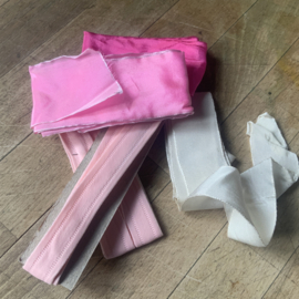 Restje roze lint.