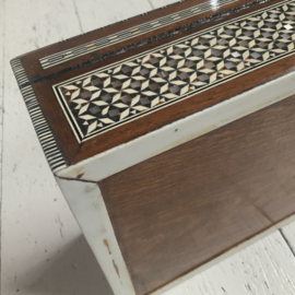 Schatkistje van hout, ingelegd met parelmoer en been.