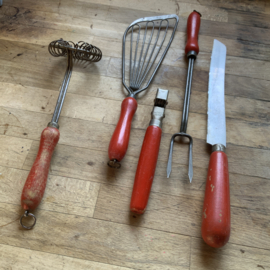Nostalgische keukenset met rode handvaten