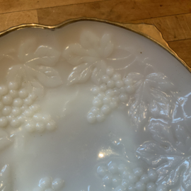 Vintage schaal van wit persglas met goudkleurige rand