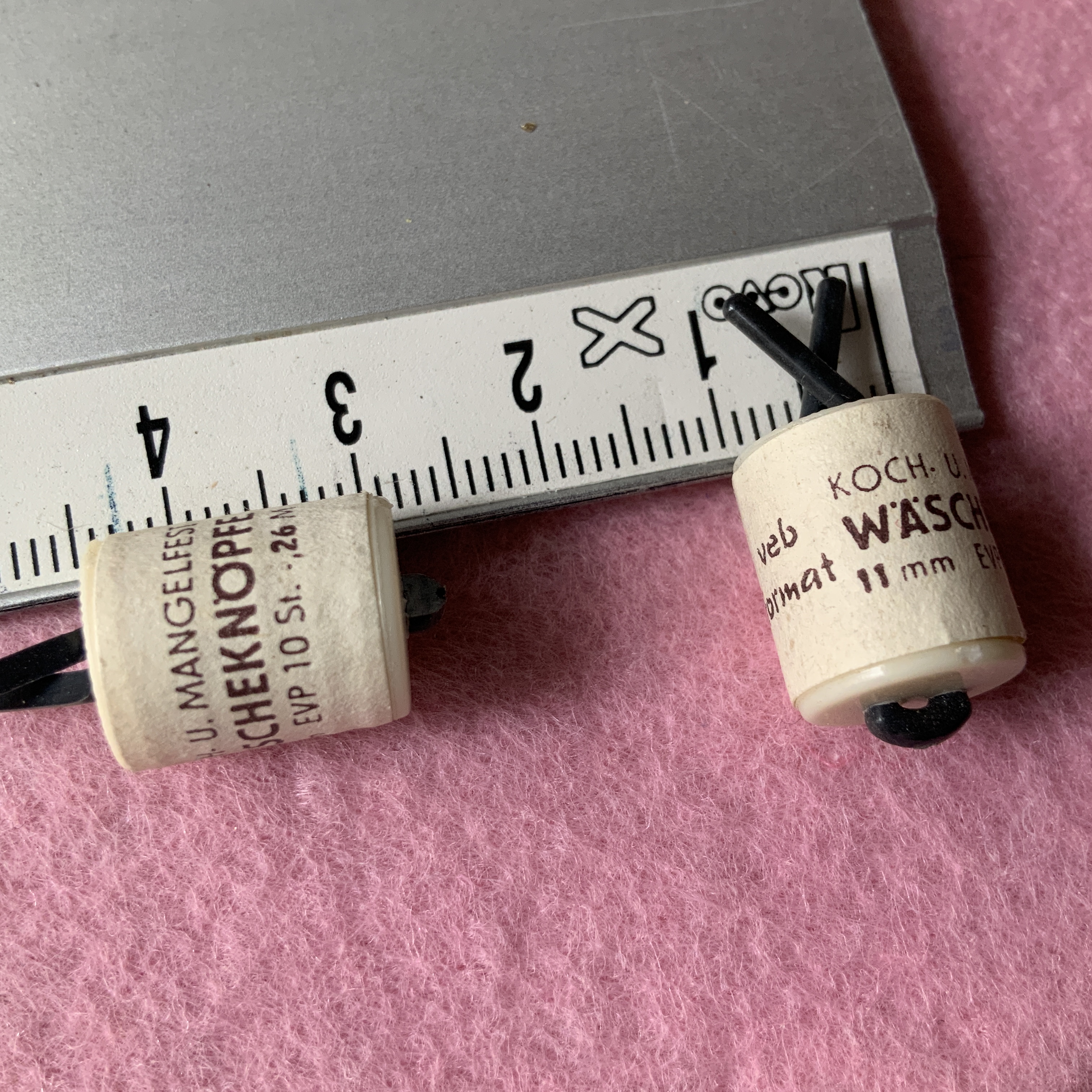 Kleine witte WÄSCHEKNÖPFE