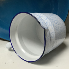 Lichtblauw gewolkte melkkoker