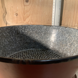 Brocante vergiet, bruin /grijs geëmailleerd.