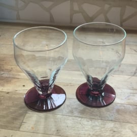 Set van 2 glazen met paarsachtige voet