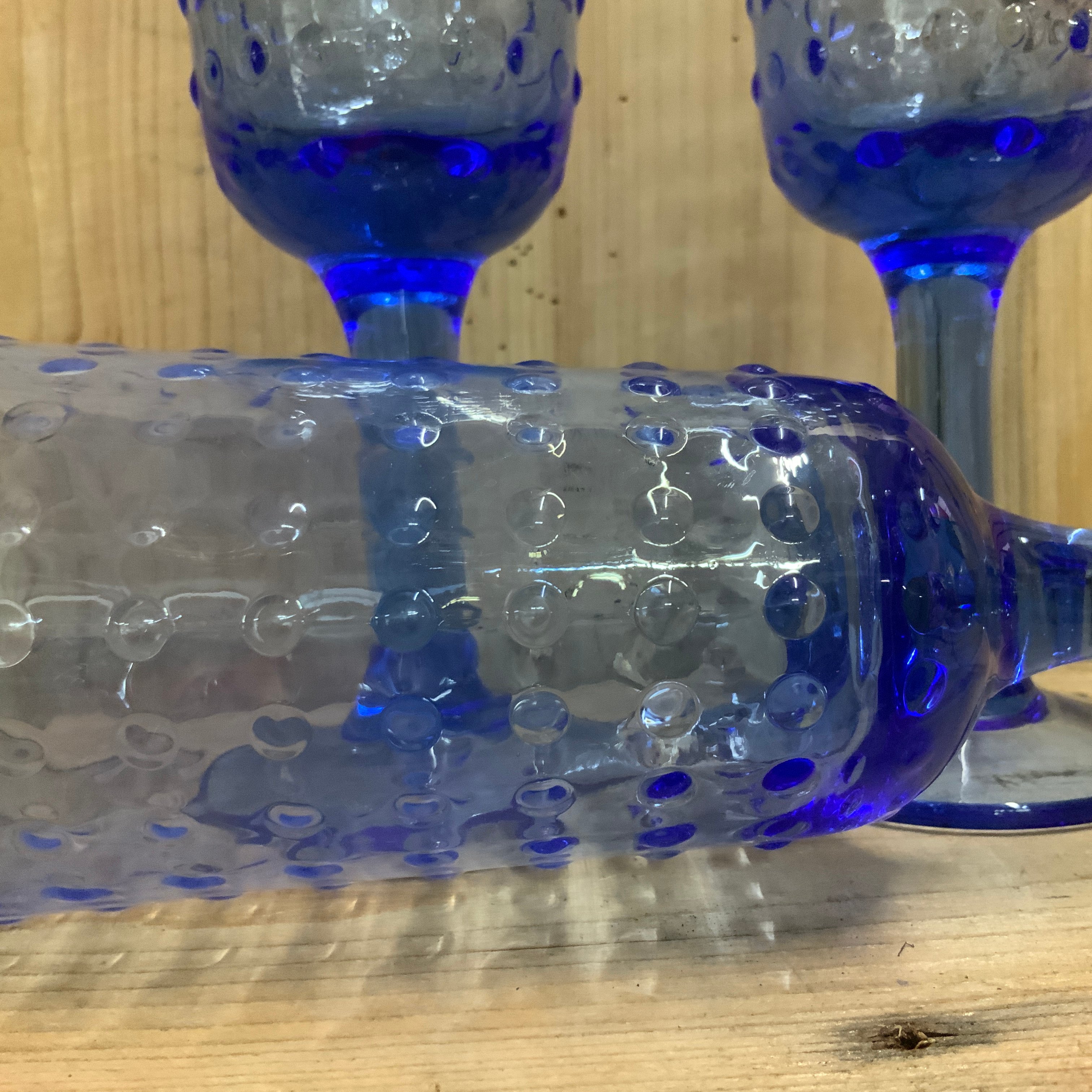 Vintage blauw glas op voet