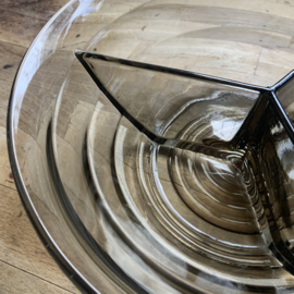 Drievaks verdeelschaal van rookglas