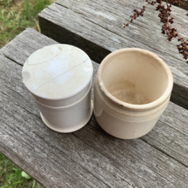 Set van 2 oude, gehavende zalf potjes