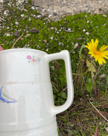 Kannetje met bloemdecoratie