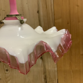Melkglas lamp met roze rand