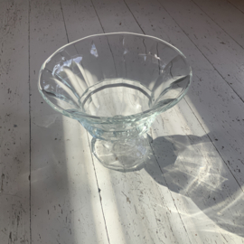 Schaal van persglas op voet