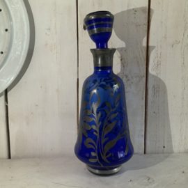 Klein blauw karafje, beschilderd met zilver