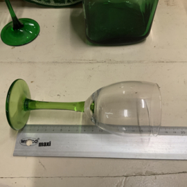 Wijnglas op lichtgroene voet